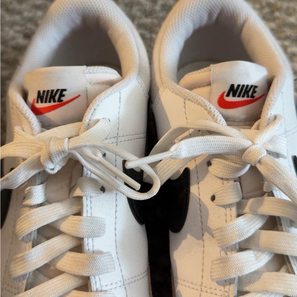 Women’s Nike sneakers - Picture 2 of 4